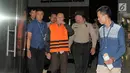 Kajari Pamekasan Rudi Indra Prasetya dikawal petugas KPK usai menjalani pemeriksaan di gedung KPK, Jakarta, Kamis (3/8). Dari ke-11 yang tertangkap KPK menetapkan lima di antaranya sebagai tersangka. (Liputan6.com/Yoppy Renato)