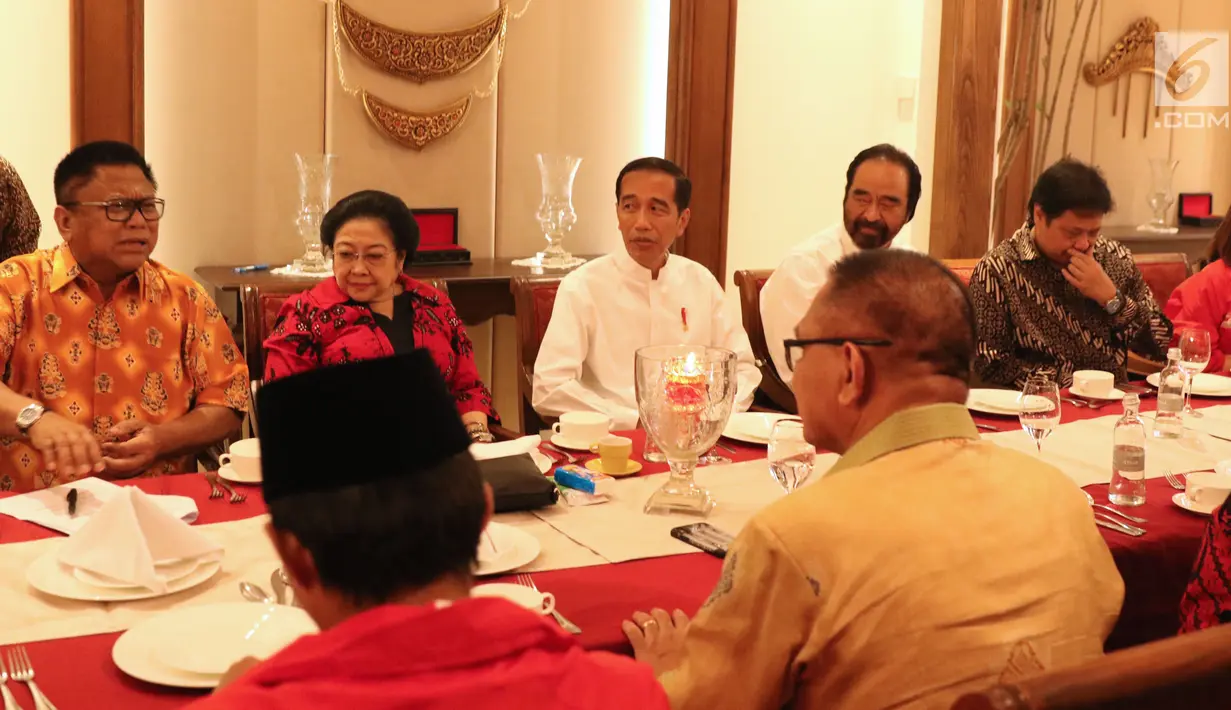 Presiden RI, Joko Widodo (tengah) saat melakukan pertemuan dengan pimpinan partai politik pendukung di Pilpres 2019, Jakarta, Kamis (9/8). Pertemuan membahas koalisi jelang pendaftaran bakal Capres/Cawapres Pilpres 2019. (Liputan6.com/Helmi Fithriansyah)