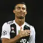 Striker Juventus, Cristiano Ronaldo, saat melawan Manchester United pada laga Liga Champions di Stadion Old Trafford, Selasa (24/10/2018). Aksi nekat fans tersebut untuk bersalaman dan berfoto dengan Cristiano Ronaldo. (AP/Dave Thompson)