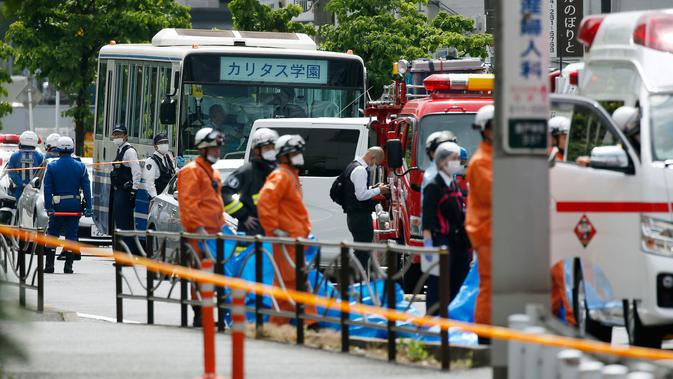 Sebuah bus sekolah terparkir di lokasi penusukan massal di Kawasaki, dekat Tokyo, Jepang, Selasa (28/5/2019). Seorang pria yang diduga kuat sebagai tersangka telah ditahan oleh pihak Kepolisian Jepang, namun belum disebutkan identitasnya. (Kyodo News via AP)