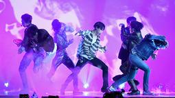 Penampilan Bangtan Boys atau yang lebih dikenal BTS di atas panggung Billboard Music Awards 2018 di Las Vegas, Minggu (20/5). Penampilan ini sangat ditunggu karena inilah untuk kali pertama lagu itu ditampilkan secara live. (Ethan Miller/GETTY IMAGES/AFP)