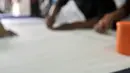 Pekerja mencetak huruf saat menyelesaikan sablon bendera partai politik di Percetakan Andalas Jaya, Jakarta, Rabu (2/1). Pedagang mengaku pemesanan naik hingga 60 persen dari bulan biasa. (Merdeka.com/Iqbal Nugroho)