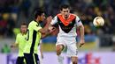 Pemain Shakhtar Donetsk, Taras Stepanenko, berebut bola dengan pemain Braga, Ahmed Hassan, pada laga leg kedua perempat final Liga Europa, di Stadion Arena Lviv, Lviv, Ukraina, Jumat (15/4/2016) dini hari WIB. (AFP/Sergei Supinsky)