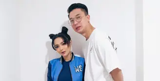 Wika Salim dan pacarnya Max Adam gemar bergaya stylish dan serasi dalam berbagai look, seperti ala streetstyle. (Foto: IG @wikasalim)