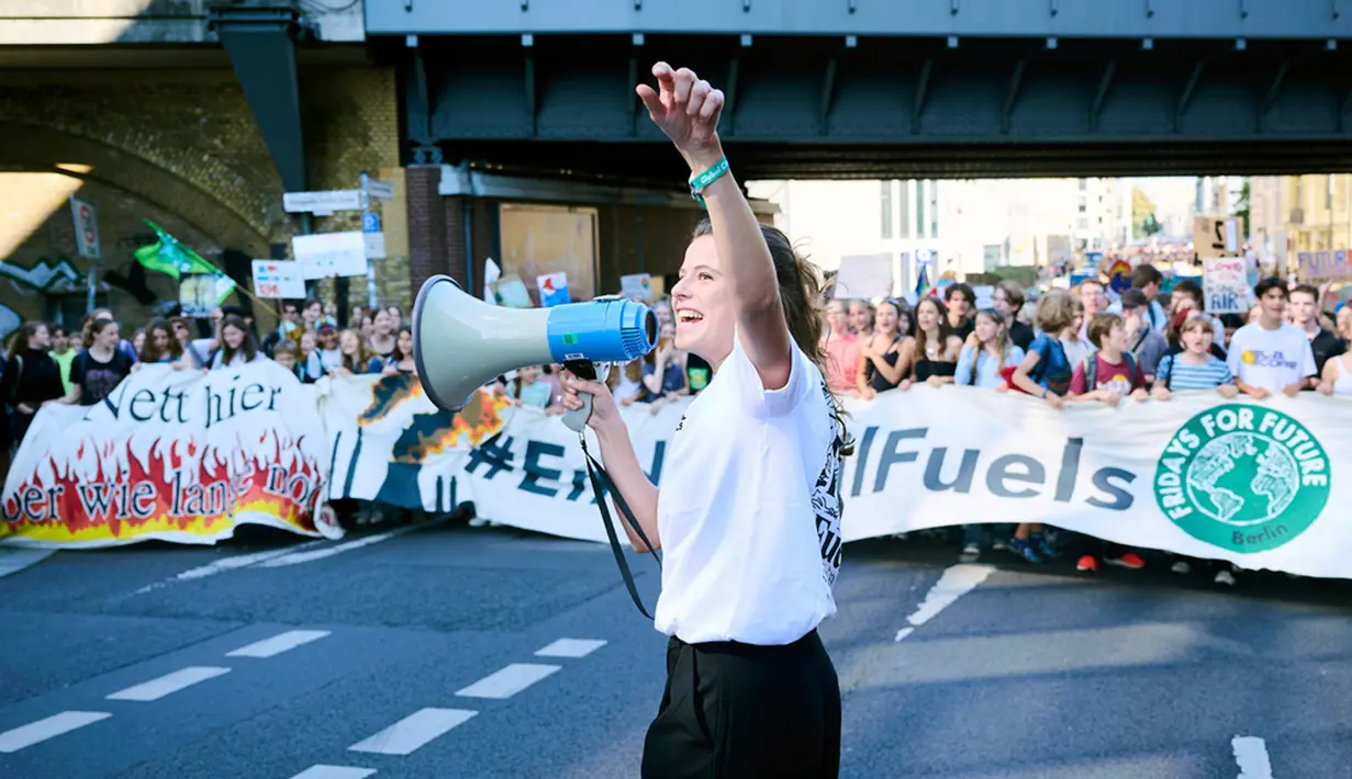 Aktivis iklim Luisa Neubauer memotivasi para demonstran saat protes ''Fridays for Future'' di Berlin, Jerman, Jumat (15/9/2023). Dilansir dari Reuters, jumlah orang yang turun ke jalan dalam Global Climate Strike 2023 di seluruh dunia secara total diperkirakan mencapai lebih dari 1 juta orang selama tiga hari. (Annette Riedl/dpa via AP)