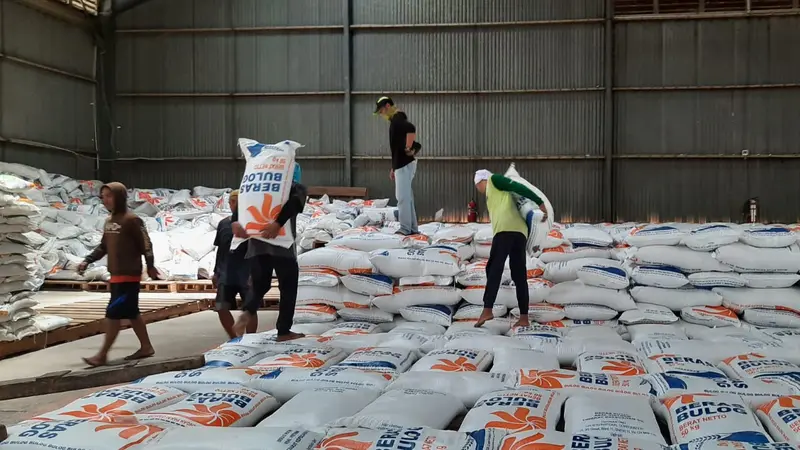 Sejumlah pekerja tengah memindahkan persediaan beras di Gudang Beras Bulog Garut di Jalan Tarogong, Garut, Jawa Barat. (Liputan6.com/Jayadi Supriadin)