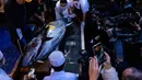 Lelang tahunan ini terkenal karena harga ikan tuna sirip biru yang fantastis, bahkan sering kali mencapai miliaran rupiah. Tampak dalam foto, seekor tuna sirip biru yang memenangkan penawaran tertinggi pada lelang tahunan “Tahun Baru” sesaat sebelum dibawa ke restoran Sushi Zanmai di Tokyo, Senin, 5 Januari 2026. (AP Photo/Louise Delmotte)