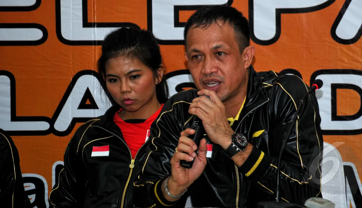 Manajer Tim Piala Sudirman 2015, Rexy Mainaky (kiri) memberikan keterangan pers saat HUT PBSI ke-64 sekaligus pelepasan Tim Piala Sudirman 2015 , Jakarta, Selasa (5/5/2015). Rexy optimis Indonesia akan melaju hingga final. (Liputan6.com/Yoppy Renato)