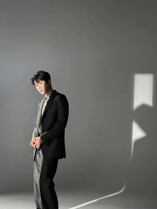 Paduan setelan blazer dan celana panjang abu-abu bikin Kim Seon Ho terlihat estetik [@seonho_kim]