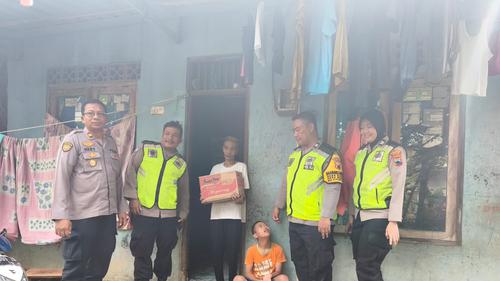 Tim Polsek Kalinyamatan datang membawa bantuan sembako kepada Sumberikah