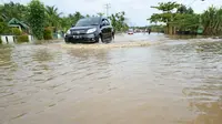 Hujan lebat yang mengguyur Kota Bengkulu sejak Kamis sore 12 Mei 2016 mengakibatkan ribuan rumah terendam banjir. (Yuliardi Hardjo Putro/Liputan6.com)