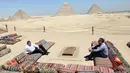 Menteri Pariwisata dan Kepurbakalaan Mesir Khaled al-Anany (kanan) bertemu dengan Sekretaris Jenderal Organisasi Pariwisata Dunia Perserikatan Bangsa-Bangsa (UNWTO) Zurab Pololikashvili di dekat Piramida Giza di Giza, Mesir, pada 25 Agustus 2020. (Xinhua/Ahmed Gomaa)