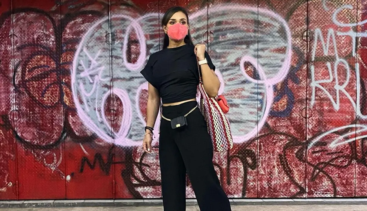 Melalui akun Instagram pribadinya, adik dari Sara Wijayanto ini kerap mengunggah soal gaya OOTD. Bahkan, dirinya cukup seirng terlihat tampil dengan outfit serba hitam. (Liputan6.com/IG/@adiniawrst)