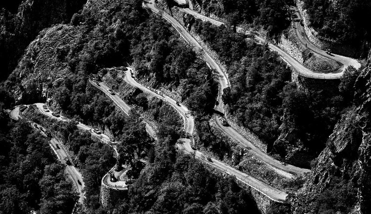 Pemandaangan saat pebalap mendaki Lacets de Montvernier, Pegunungan Alpen, di Etape 18 Tour de France. (23/7/2015). (AFP Photo/Eric Feferberg)