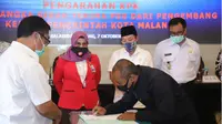 Pengembang perumahan dan Pemkot Malang saat penyerahan prasarana, sarana dan utilitas umum (PSU) di Balai Kota Malang dengan dihadiri Wakil Ketua KPK Lili Pantauli SIregar (Humas Pemkot Malang)