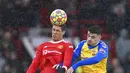 Pemain Manchester United Raphael Varane (kiri) berebut bola dengan pemain Manchester United Bruno Fernandes pada pertandingan sepak bola Liga Inggris di Stadion Old Trafford, Manchester, Inggris, 12 Februari 2022. Pertandingan berakhir dengan skor 1-1. (AP Photo/Jon Super)