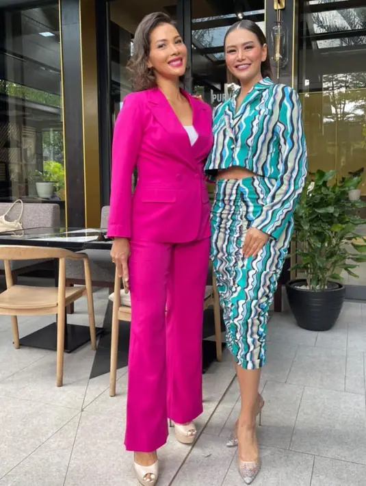 Membawakan sebuah acara, Nadia Mulya mengenakan setelan jas berwarna pink dan inner putih. [instagram/nadiamulya]