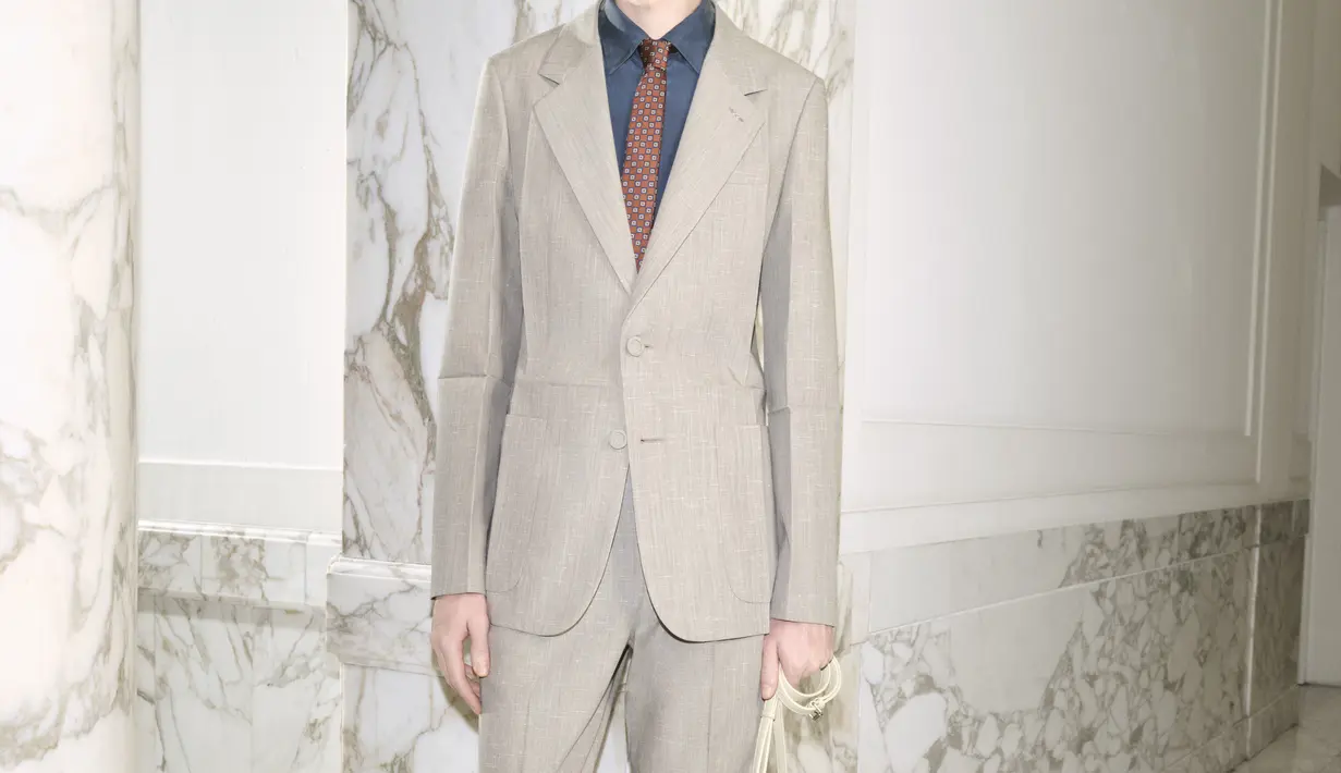 Michele mengambil referensi arsip dari 80-90an sebagai aksen. Hadir dengan blok warna yang cerah, tekstur sutra yang mengalir, dan bahu yang ditinggikan [Valentino]