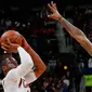 Pebasket Cleveland Cavaliers, Dwyane Wade, dihalangi oleh pebasket Atlanta Hawks, Kent Bazemore, saat akan shooting pada laga NBA di Philips Arena, Atlanta, Kamis (30/11/2017). Hawks kalah 114-121 dari Cavaliers. (AP/Kevin C. Cox)