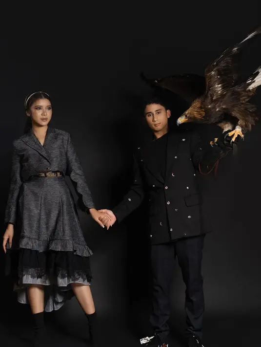 Kali ini, keduanya memilih blazer bernuansa hitam pada pemotretan bersama burung elang. [Foto: IG/@tiaraandini].