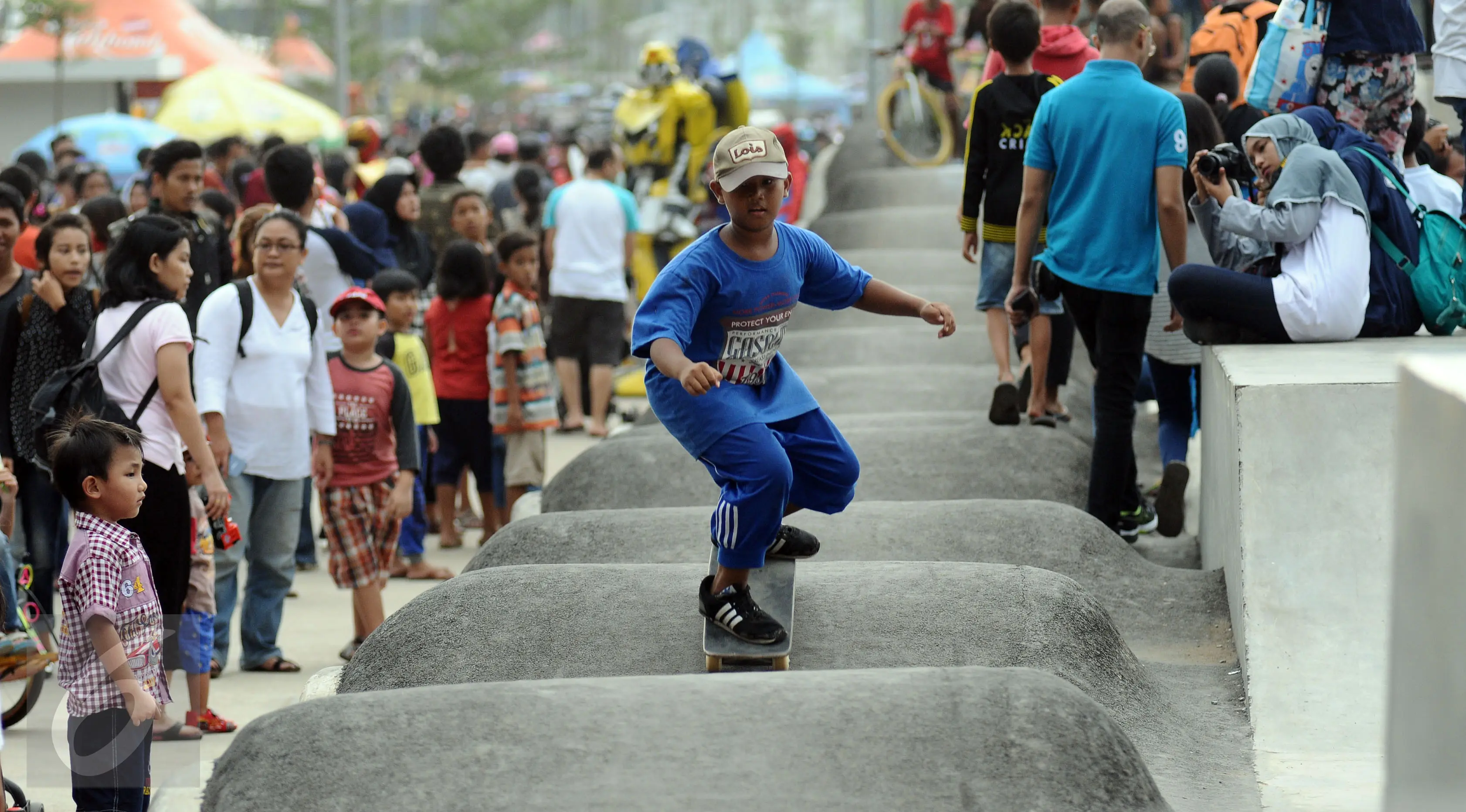 Seorang anak bermain papan luncur di areal RPTRA Kalijodo, Jakarta, Selasa (28/3). Sejumlah warga menghabiskan libur Hari Raya Nyepi dengan mengajak putera puterinya bermain di areal RPTRA Kalijodo. (Liputan6.com/Helmi Fithriansyah)