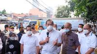 Menteri Perdagangan RI Muhammad Lutfi memantau pendistribusian minyak goreng yang dilakukan oleh PT Perusahaan Perdagangan Indonesia (PPI) di Pasar Kebayoran Lama pada Rabu, (9/3/2022).