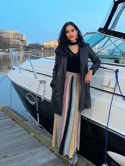 Kala di Washington Harbour, Diah tampil stunning dengan cut out top, leather coat dan colorful skirt. @dps_diahpermatasari.