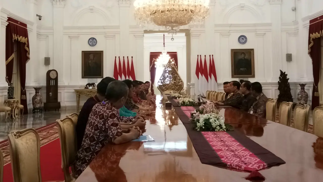Presiden Jokowi menerima perwakilan Federasi Serikat Pekerja Perkebunan Nusantara.