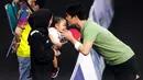 <p>Selebritas Rizky Billar (kanan) mencium anaknya, Muhammad Leslar Al-Fatih Billar saat bertanding melawan Aldi Taher pada laga tenis meja Turnamen Olahraga Selebriti Indonesia (TOSI) di GOR UNJ, Jakarta, Minggu (16/07/2023). Rizky Billar menang tiga set langsung atas Aldi Taher dengan skor 21-12, 21-15, 21-11. (Bola.com/Bagaskara Lazuardi)</p>