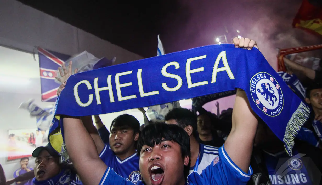 Para suporter dari kedua kesebelasan menggunakan beragam atribut mulai dari jersey, bendera, banner hingga red flare, Tanah Kusir, Jakarta, Minggu (27/4/2014)(Liputan6.com/Faizal Fanani).