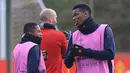 Gelandang Manchester United, Fred dan Paul Pogba mengikuti latihan di kompleks Pelatihan Carrington, Inggris (11/12). MU akan melawan Valencia pada grup H Liga Champions di stadion Estadio Mestalla, Spanyol. (AFP Photo/Lindsey Parnaby)