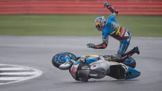  Pebalap Marc VDS Racing asal Australia, Jack Miller, terlempar dari motornya saat kualifikasi MotoGP Inggris di Sirkuit Silverstone, Inggris, (3/9/2016). (AFP/Oli Scarff)