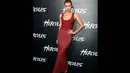 Irina Shayk tampil cantik dengan balutan dress merah panjang saat menghadiri premiere film Hercules di Hollywood, California, (23/7/14) (REUTERS / Danny Moloshok)