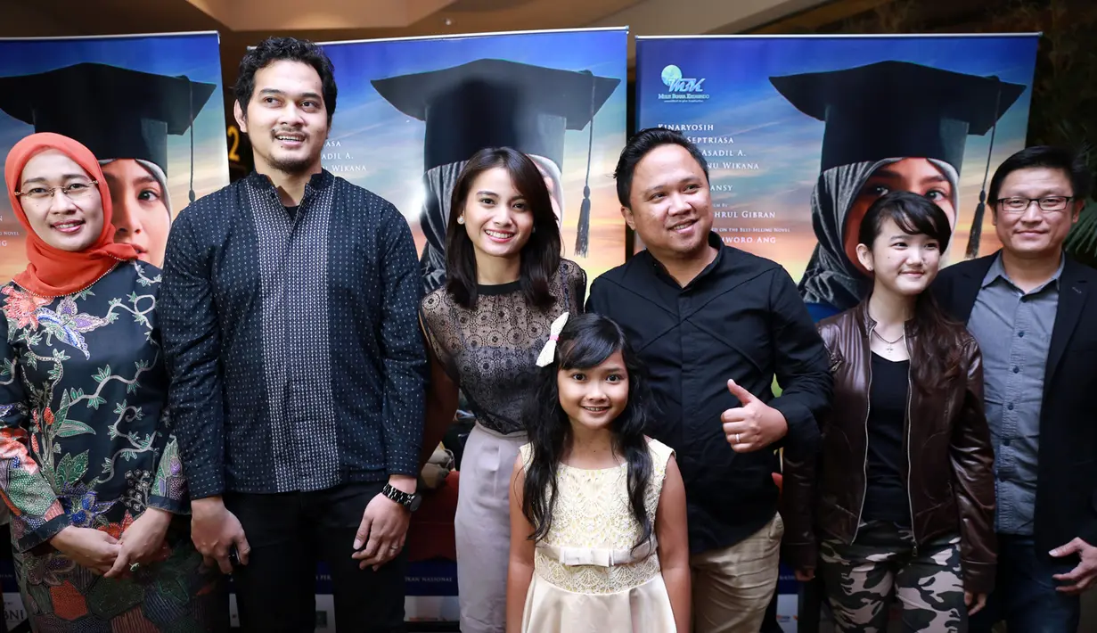 "Semoga bisa tingkatkan kualitas pendidikan untuk dirinya sendiri dan orang banyak.Tentang bagaimana anak kecil dari Gunung Kidul punya cita-cita buat sekolah. Dia pelajari astronomi dan jadi salah satu lulusan Oxford,"ujar Acha.(Adrian Putra/Bintang.com)