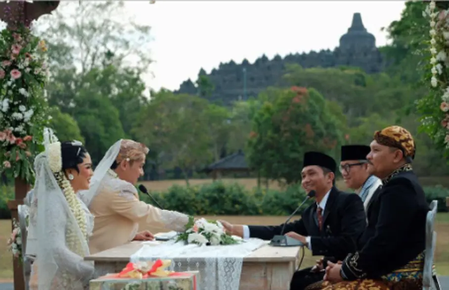 Pernikahan Vicky Shu dan Ade Imam. (Instagram/herrydob_)