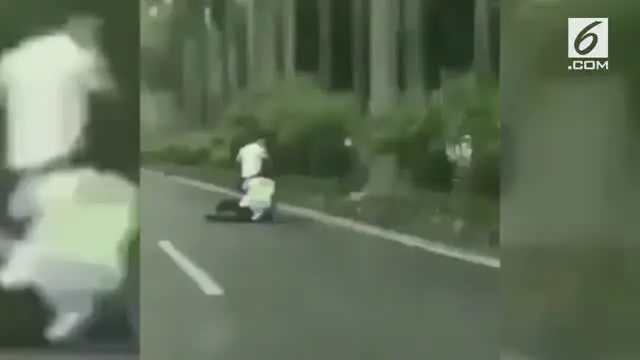 VIDEO: Pengendara Motor Seret Polisi Saat Diberhentikan