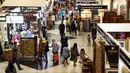 Pengunjung melihat-lihat kerajinan yang dipamerkan pada stand-standKriyaNusa 2018 di Jakarta Convention Center, Jakarta, Sabtu (29/9). Pameran yang digagas Dewan Kerajinan Nasional berlangsung hingga 30 September. (Liputan6.com/Helmi Fithriansyah)