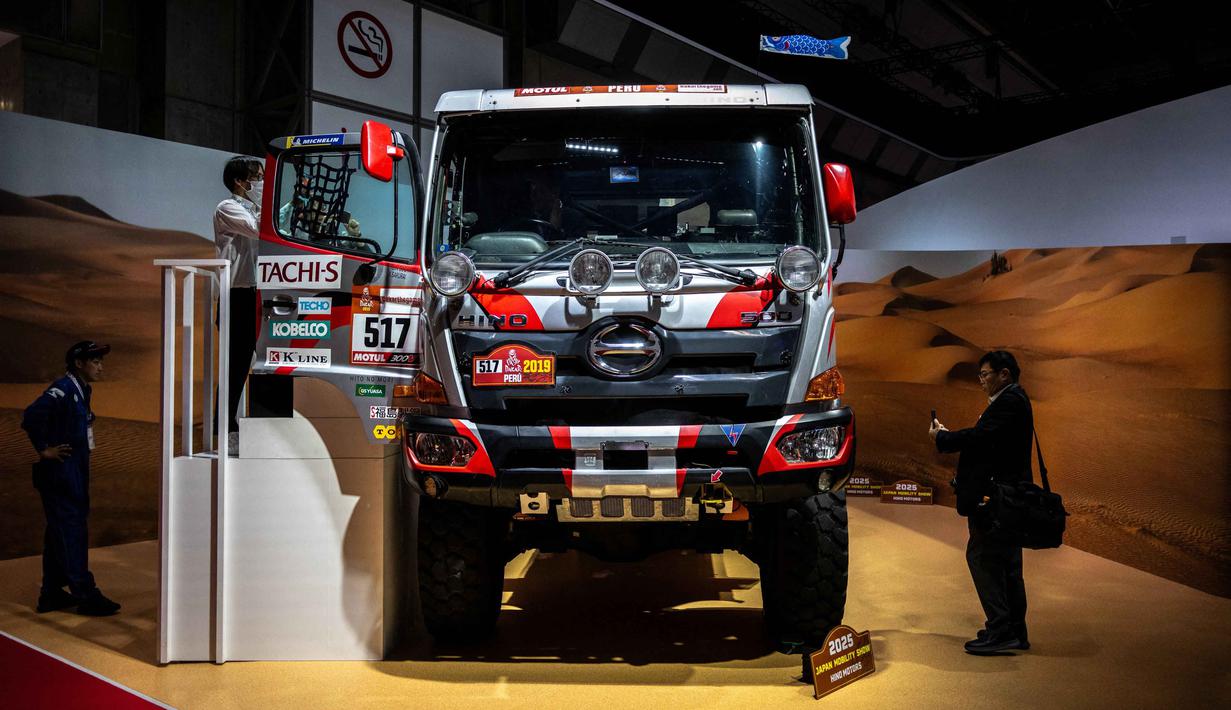 Awak media berfoto dengan truk Hino Motors Seri 500 pada sesi jumpa pers Japan Mobility Show di Tokyo pada Rabu 29 Oktober 2025. Penting menjadi catatan, nama-nama besar seperti Toyota, Nissan, Mazda, Honda, Mitsubishi, Subaru, Daihatsu, Suzuki, Lexus, Hyundai, BMW, Mercedes-Benz, Mini, dan BYD tampil membawa konsep masa depan mereka.
(Philip FONG/AFP)