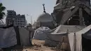 Di sisi lain, sejak serangan Israel dimulai pada Oktober 2023, 92 persen rumah di Gaza hancur dan jutaan orang kehilangan tempat tinggal. Tak ada lagi yang bisa disebut rumah di sebagian besar wilayah utara dan tengah Gaza. (AP Photo/Abdel Kareem Hana)