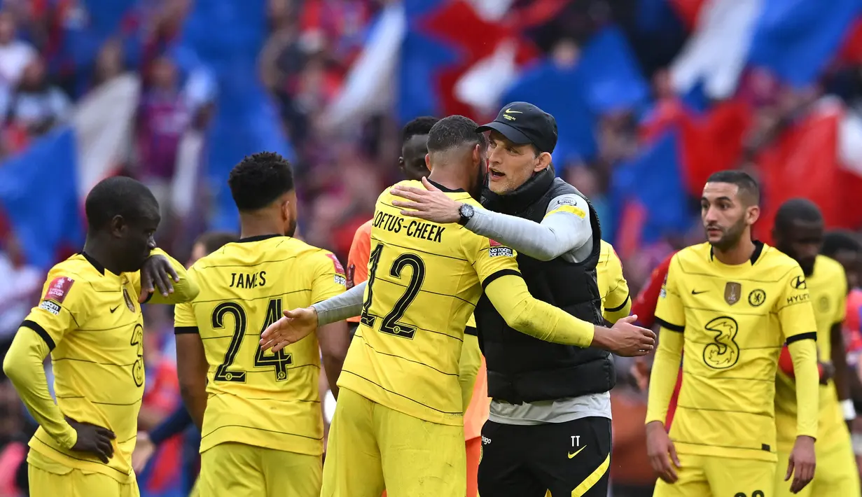 Pelatih Chelsea, Thomas Tuchel memeluk pasukannya usai berhasil mengalahkan Crystal Palace 2-0 di babak semifinal Piala FA 2021/2022. (AFP/Ben Stansall)