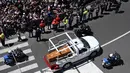 Vatikan menggunakan mobil kepausan beratap terbuka untuk membawa peti jenazah Paus Fransiscus. (Piero CRUCIATTI/AFP)