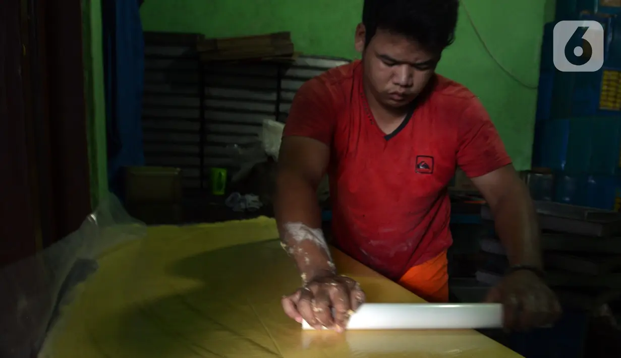 Pekerja membuat adonan kue kering di usaha pembuatan kue Pusaka Kwitang di kawasan Kwitang, Jakarta Pusat, Selasa (27/4/2021). Pada masa pandemi COVID-19, usaha milik Hasanudin ini masih memenuhi stok walau tidak banyak permintaan dari para agen. (merdeka.com/Imam Buhori)