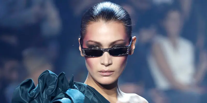 Gaya Bella Hadid Berlenggok di Atas Catwalk Haute Couture