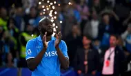 Penyerang Napoli asal Belgia #11, Romelu Lukaku, bertepuk tangan menjelang upacara penyerahan trofi bagi Juara Italia setelah pertandingan Serie A Italia antara Napoli dan Cagliari di stadion Diego Armando Maradona di Naples, Sabtu dini hari WIB (24-5-2025). (Isabella BONOTTO/AFP)