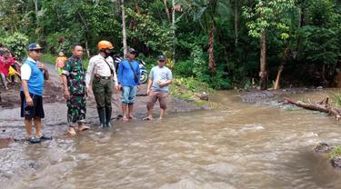 Sungai patemon meluap ke jalan raya akibat diguyur hujan lebat. (Istimewa)