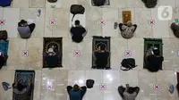 Umat muslim melaksanakan sholat Jumat terakhir pada Ramadhan 1442 H di Masjid Istiqlal, Jakarta, Jumat (7/5/2021). Berdasarkan hisab, lebaran Idul Fitri jatuh pada 13 Mei 2021 sementara pelaksanaan rukyatul hilal (melihat posisi bulan) akan dilakukan sehari sebelumnya. (Liputan6.com/Faizal Fanani)