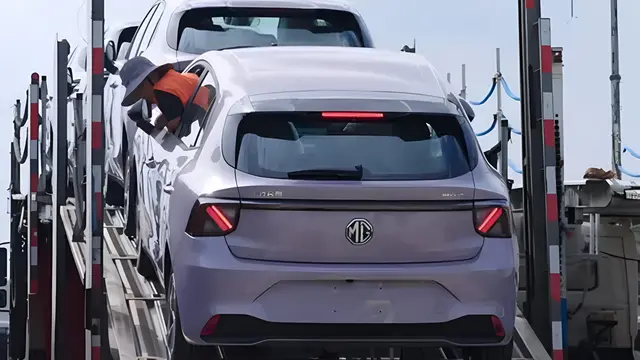 Tampilan depan MG4 EV dengan logo menyala dan desain modern yang memikat generasi muda (D-Auto)
