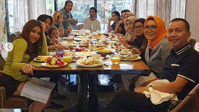 Ayu Ting Ting makan bersama keluarga dan tim manajemen. (dok.Instagram @mom_ayting92/https://www.instagram.com/p/B4WQCBnlShH/Henry)