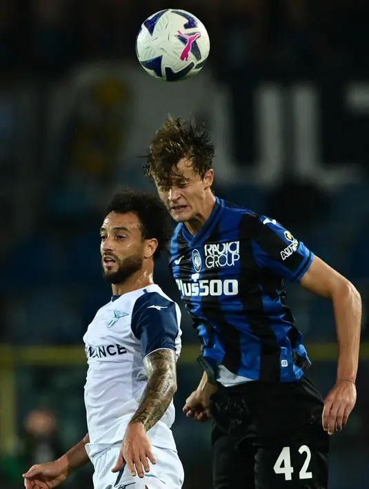 Penyerang Lazio Felipe Anderson (kiri) dan pemain belakang Atalanta Giorgio Scalvini melakukan sundulan pada pekan ke-11 Liga Italia (Serie A) 2022-2023 di Gewiss Stadium, Italia, Senin (24/10/2022) dini hari WIB. Atalanta gagal mengejar ketertinggalan hingga pluit panjang berbunyi. Laga tuntas untuk kemenangan Lazio 2-0.  (Photo by Miguel MEDINA / AFP)