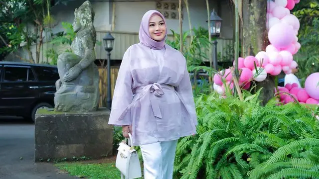Kena Body Shaming, 8 Potret Anggun Aurel Hermansyah dalam Balutan Outfit Hijab